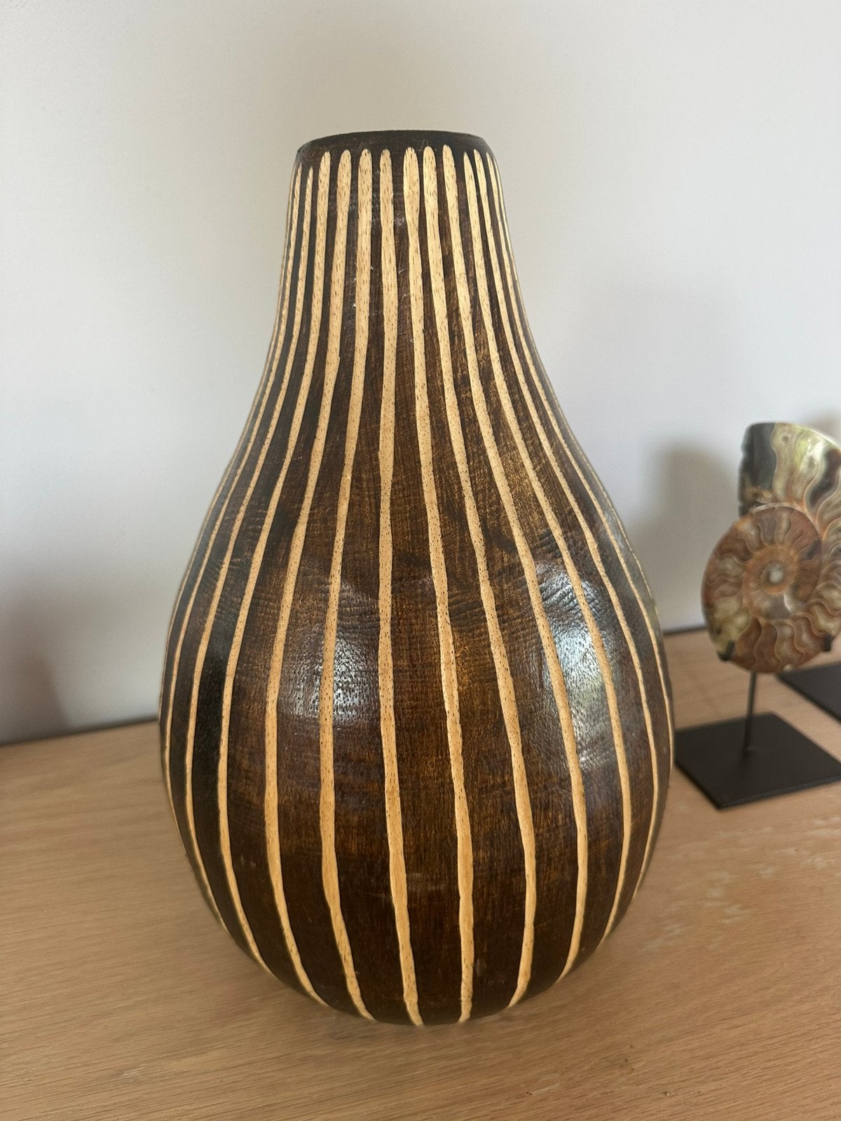 Magnifique vase sculpté bois massif africain, Maison & Meubles, Enlèvement, Comme neuf, Bois