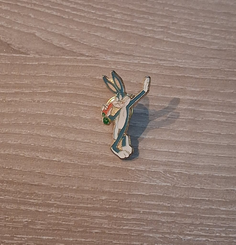 PIN - BUGS BUNNY - LOONEY TUNES - WARNER BROS, Verzamelen, Speldjes, Pins en Buttons, Verzenden, Gebruikt, Figuurtje, Speldje of Pin