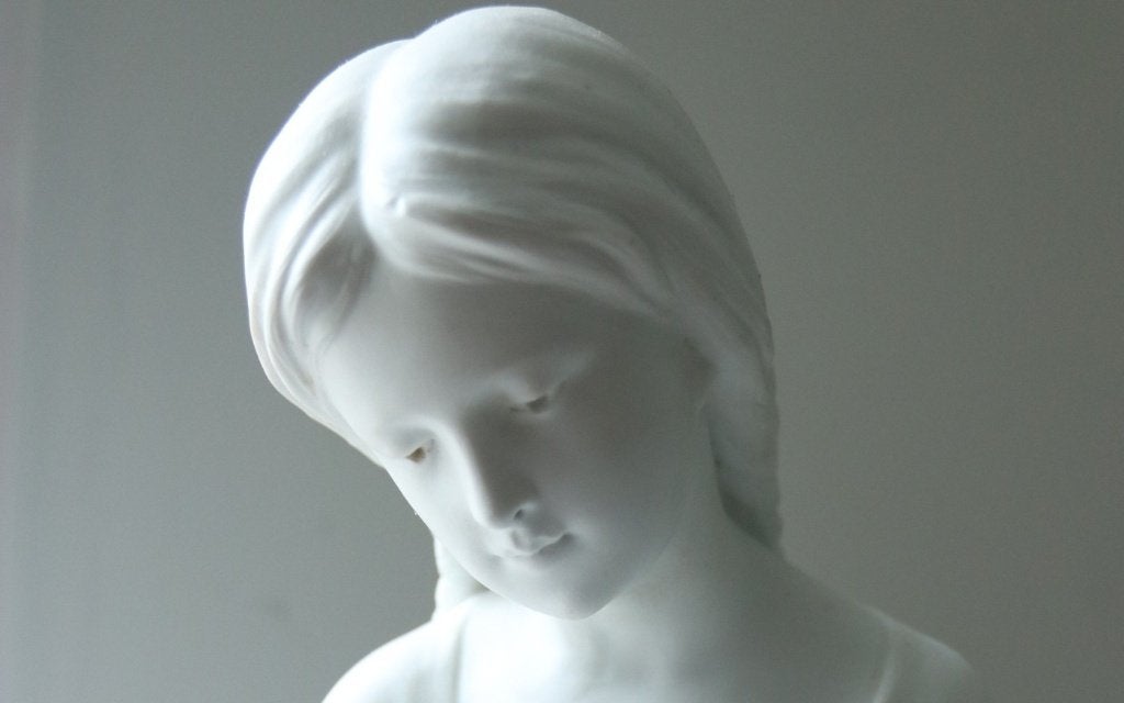 Lecorney biscuit beeld meisje met madeliefje, 19e eeuw, Antiquités & Art, Statue, Pierre ou céramique, 50 - 100 cm, Enlèvement