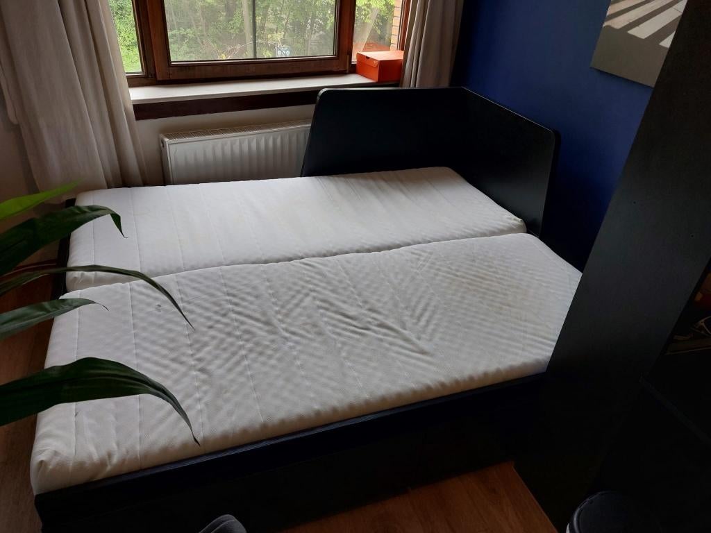 1 persoonsbed, uit te trekken tot 2 persoonsbed + matrassen, Huis en Inrichting, Ophalen, Zwart, 80 cm, 200 cm