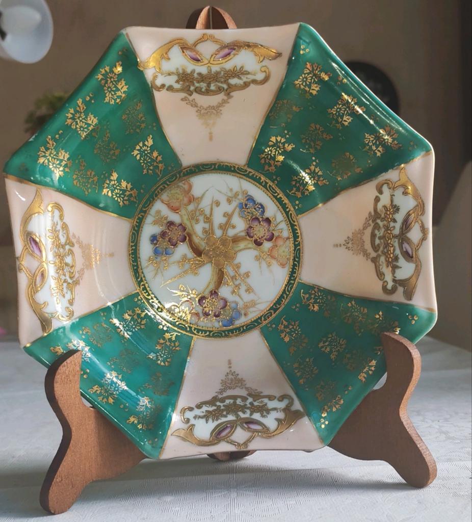 handgeschilderd porseleinen sierbord van Meito China (Nagoya, Antiek en Kunst, Antiek | Religieuze voorwerpen, Ophalen of Verzenden