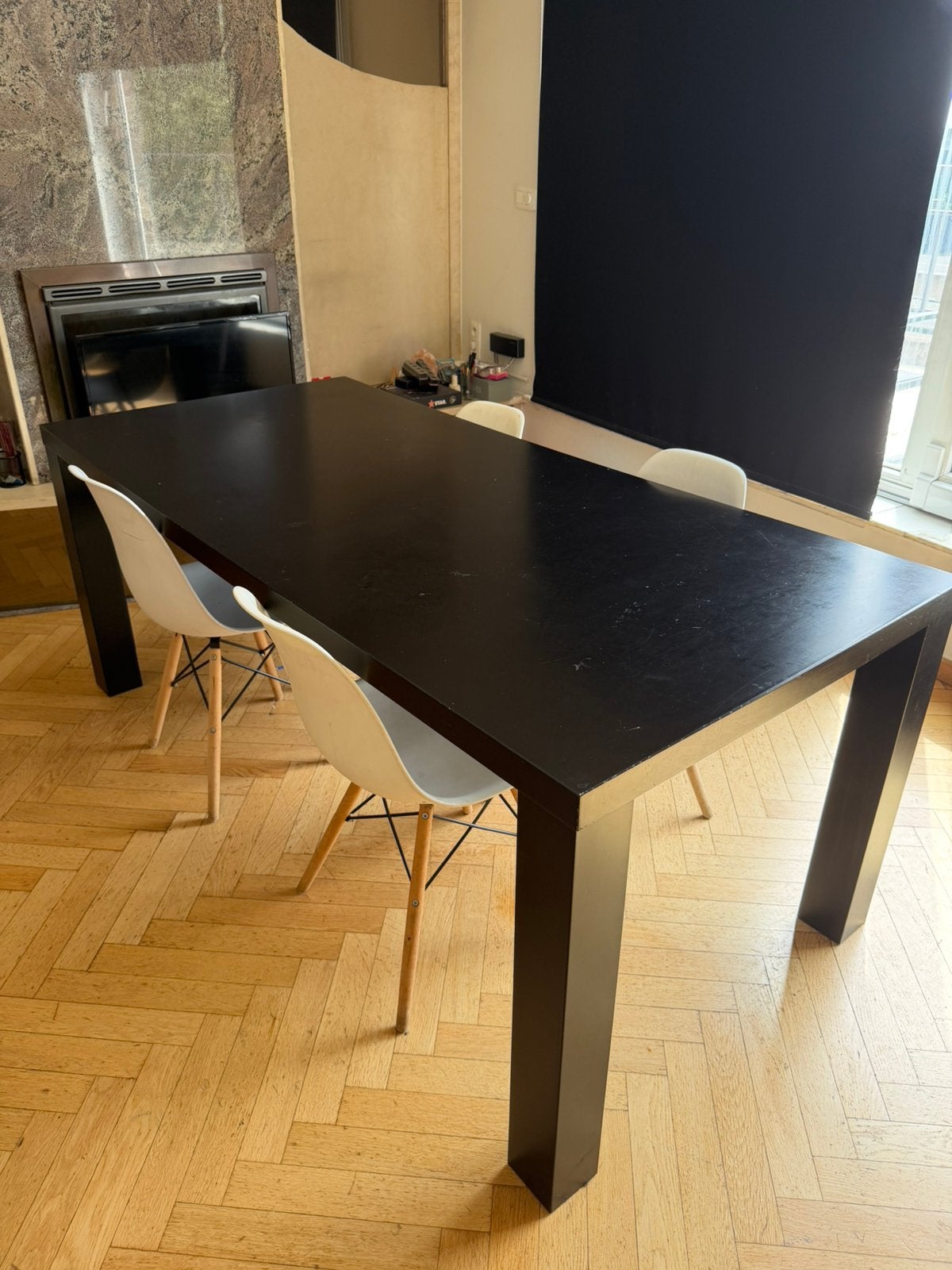 Table à manger noire + 4 chaises blanches en option, Maison & Meubles, Tables | Tables à manger, Enlèvement, Comme neuf