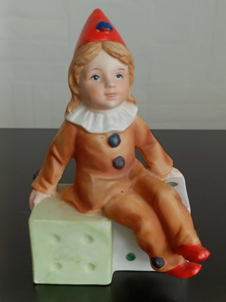 Vintage keramisch clownmeisje op dobbelstenen Italy., Antiek en Kunst, Ophalen of Verzenden