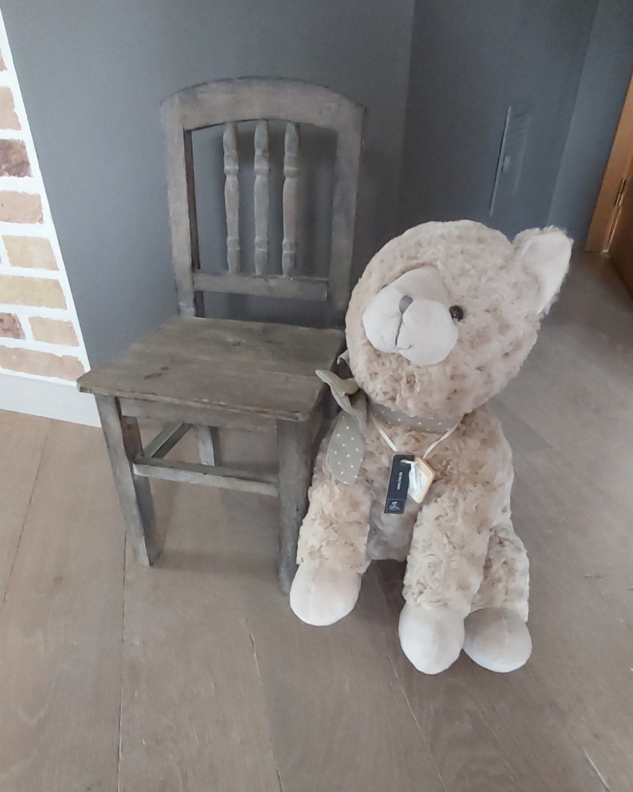 Houten stoeltje met knuffel. J-LINE., Ophalen