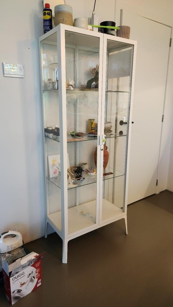 IKEA MILSBO vitrinekast wit, Huis en Inrichting, Kasten | Vitrinekasten, Zo goed als nieuw, 150 tot 200 cm, 50 tot 100 cm, 25 tot 50 cm