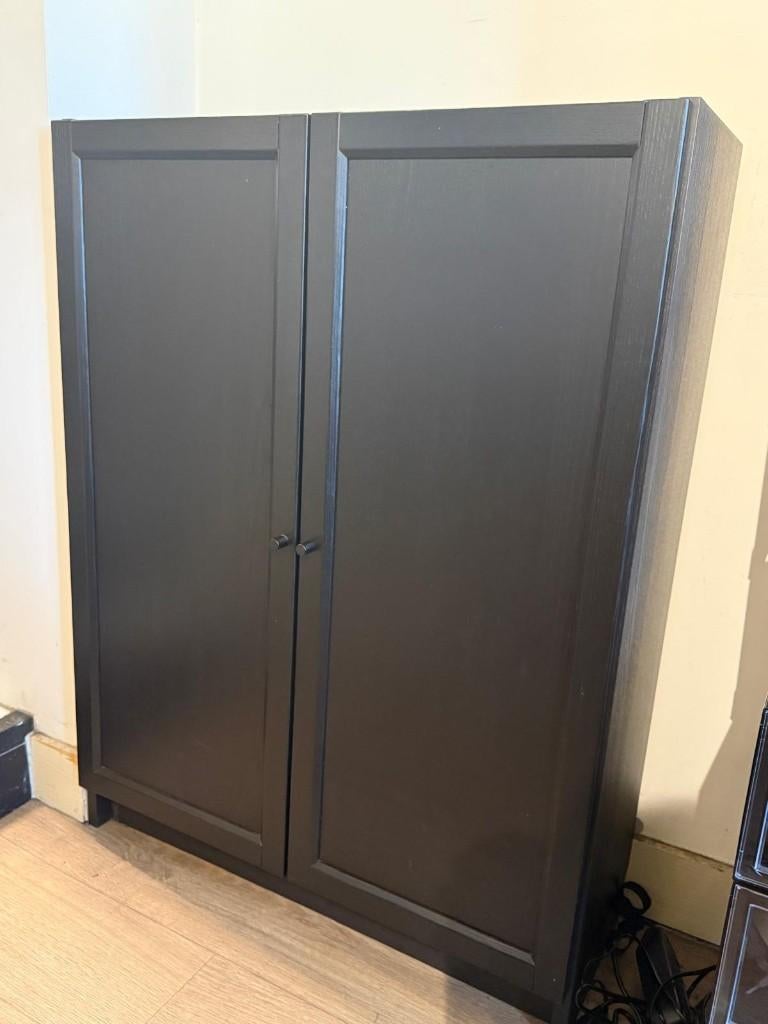 IKEA Billy/Oxberg boekenkast met deuren — Zwart eikenpatroon, Huis en Inrichting, Ophalen, Met deur(en), 100 tot 150 cm, 50 tot 100 cm