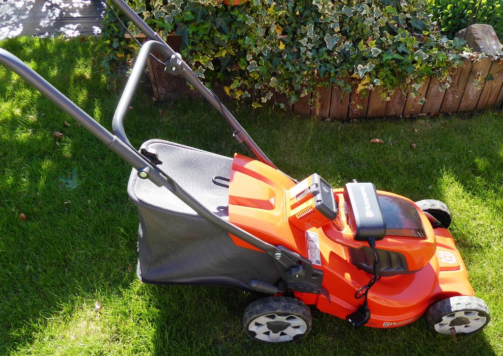 Tondeuse Husqvarna LC 137i, Tondeuses à gazon sur batterie, 30 à 39 cm, Enlèvement, Utilisé