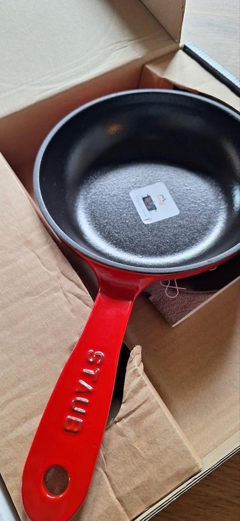 Staub pannetje 16cm  nieuw in de doos, Gietijzer, Nieuw, Ophalen of Verzenden, Keramische plaat
