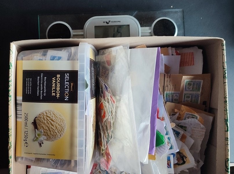 Doos postzegels totaal gewicht 1.5 kg, Postzegels en Munten, Ophalen of Verzenden