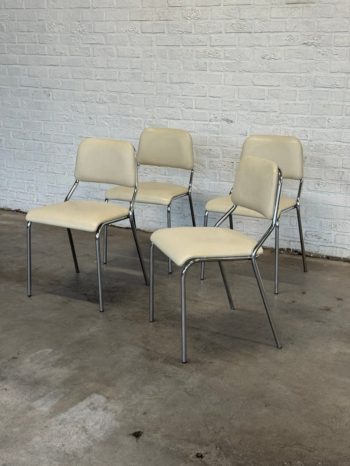 Set de 4 chaises vintage années 70/80 — Empilables, Ophalen