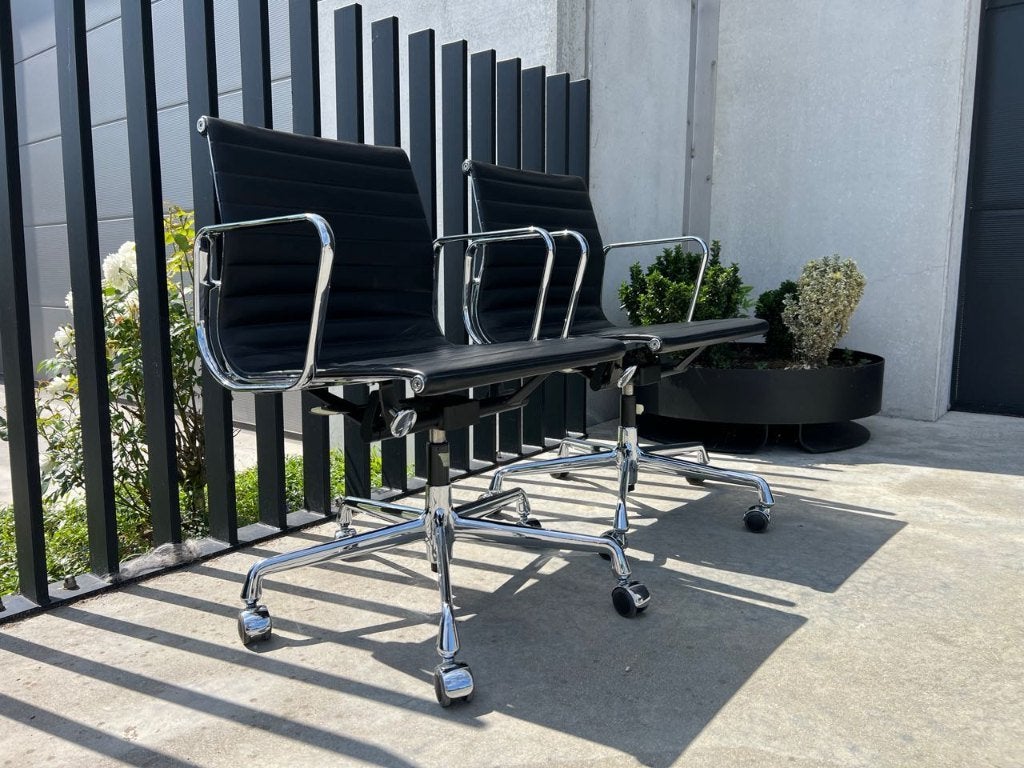 Vitra Eames EA117 lederen bureaustoelen, Verzenden, Zwart, Zo goed als nieuw, Bureaustoel