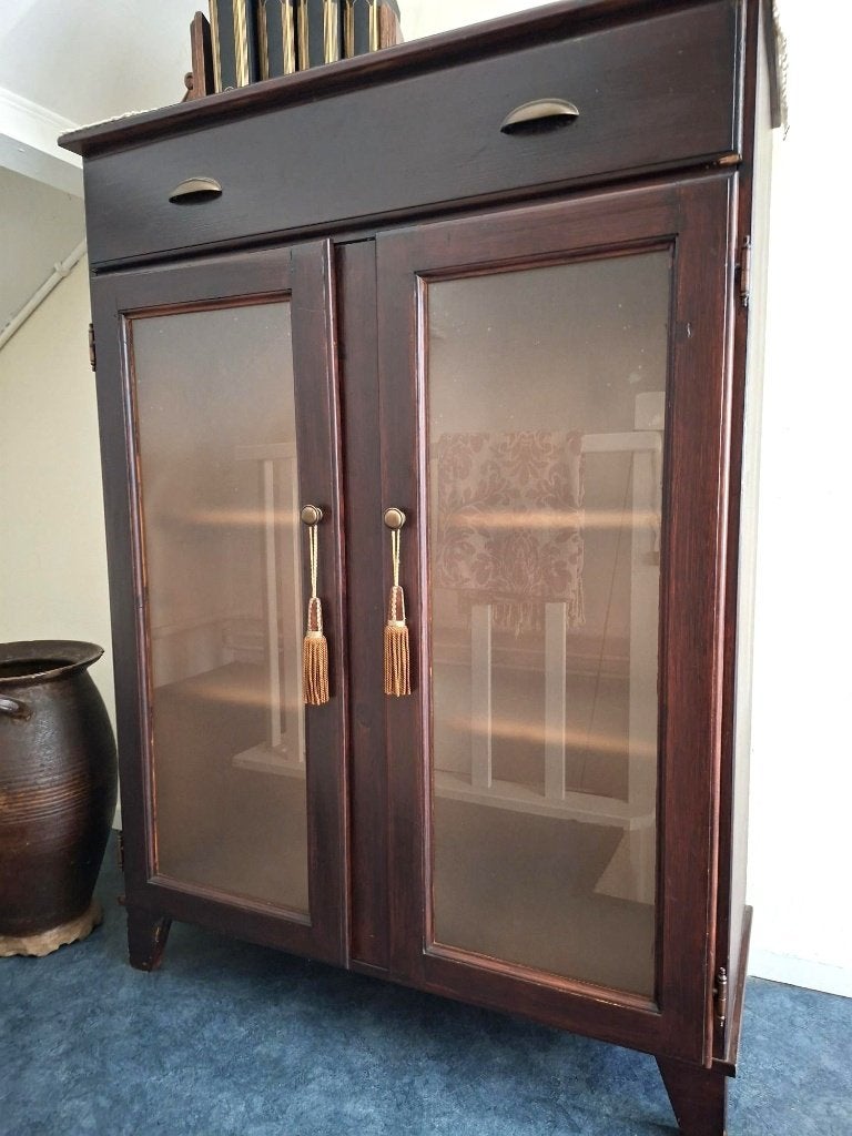 notenhouten vitrinekast 70x123x40, Huis en Inrichting, Kasten | Vitrinekasten, Ophalen, Met deur(en), 100 tot 150 cm, Overige houtsoorten