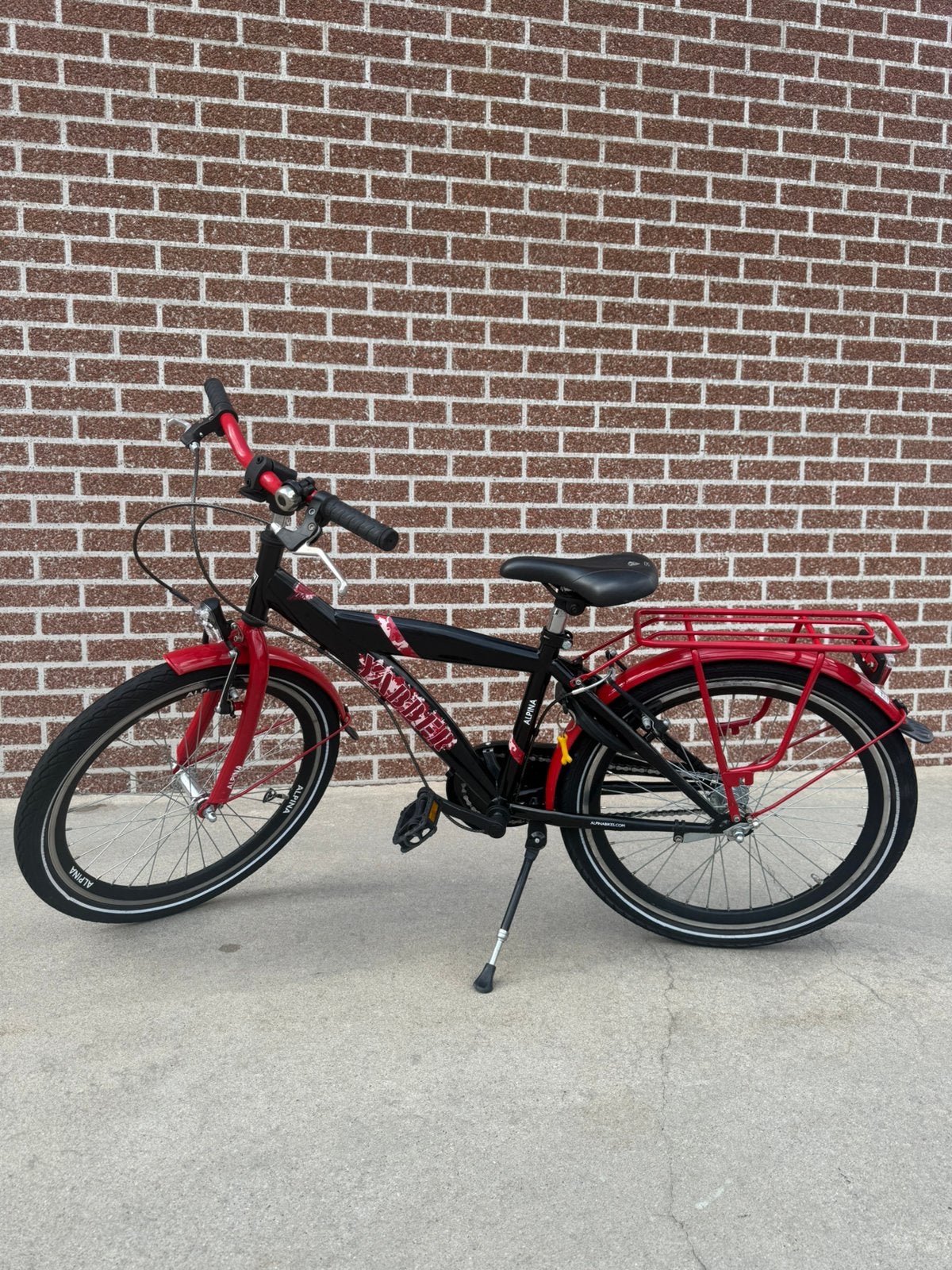 Alpina 22inch jongens fiets rood/zwart, Fietsen en Brommers, Ophalen, Gebruikt, 22 inch, Handrem