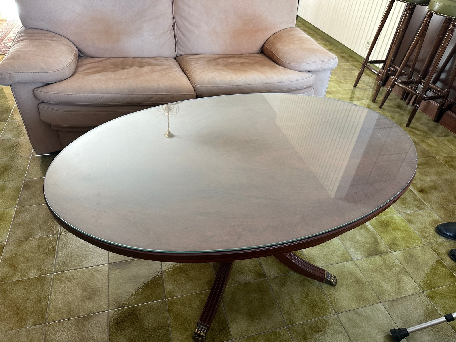 Table de salon – finition noyer avec vitre de protection, Comme neuf, Enlèvement, Ovale, 50 – 75