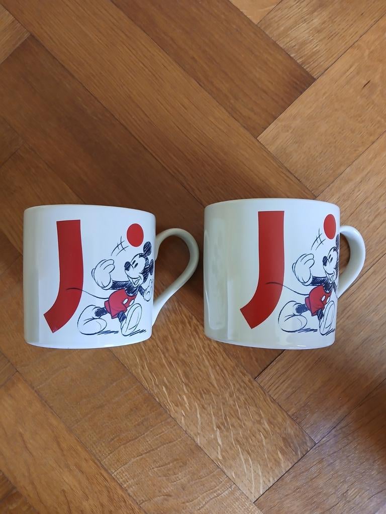 2 mugs Mickey (identiques) Lettre J Disneyland Paris, Collections, Enlèvement ou Envoi, Mickey Mouse, Comme neuf, Service