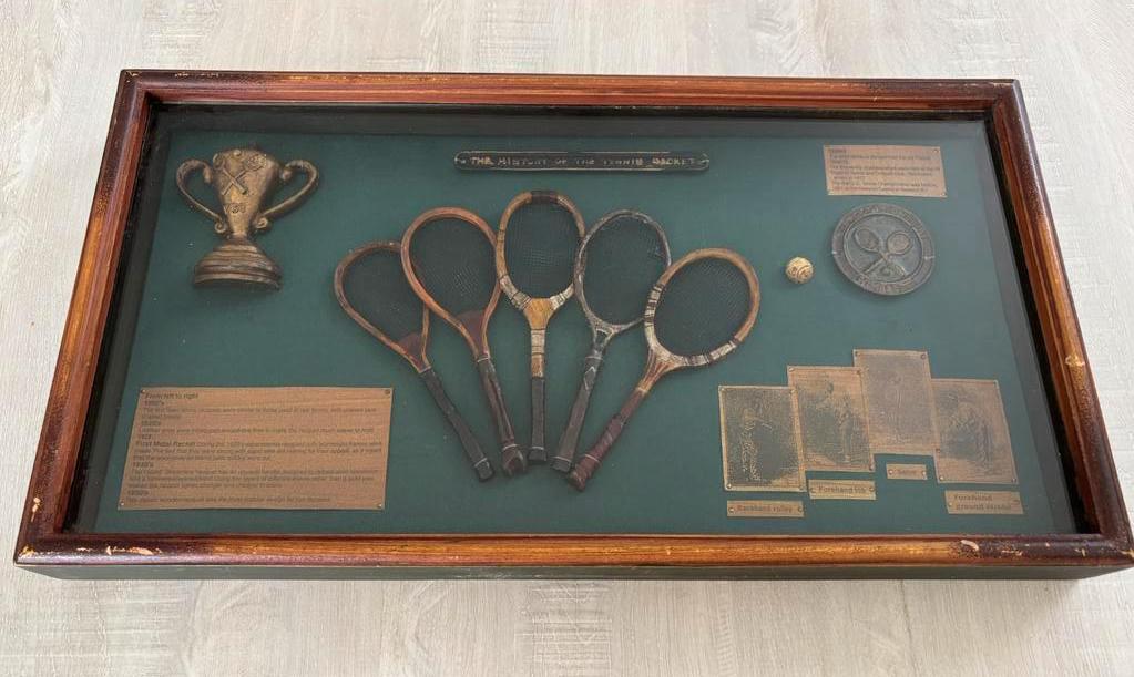 Vintage tennis racket wanddecoratie–houten rackets in kader, Enlèvement ou Envoi, Utilisé