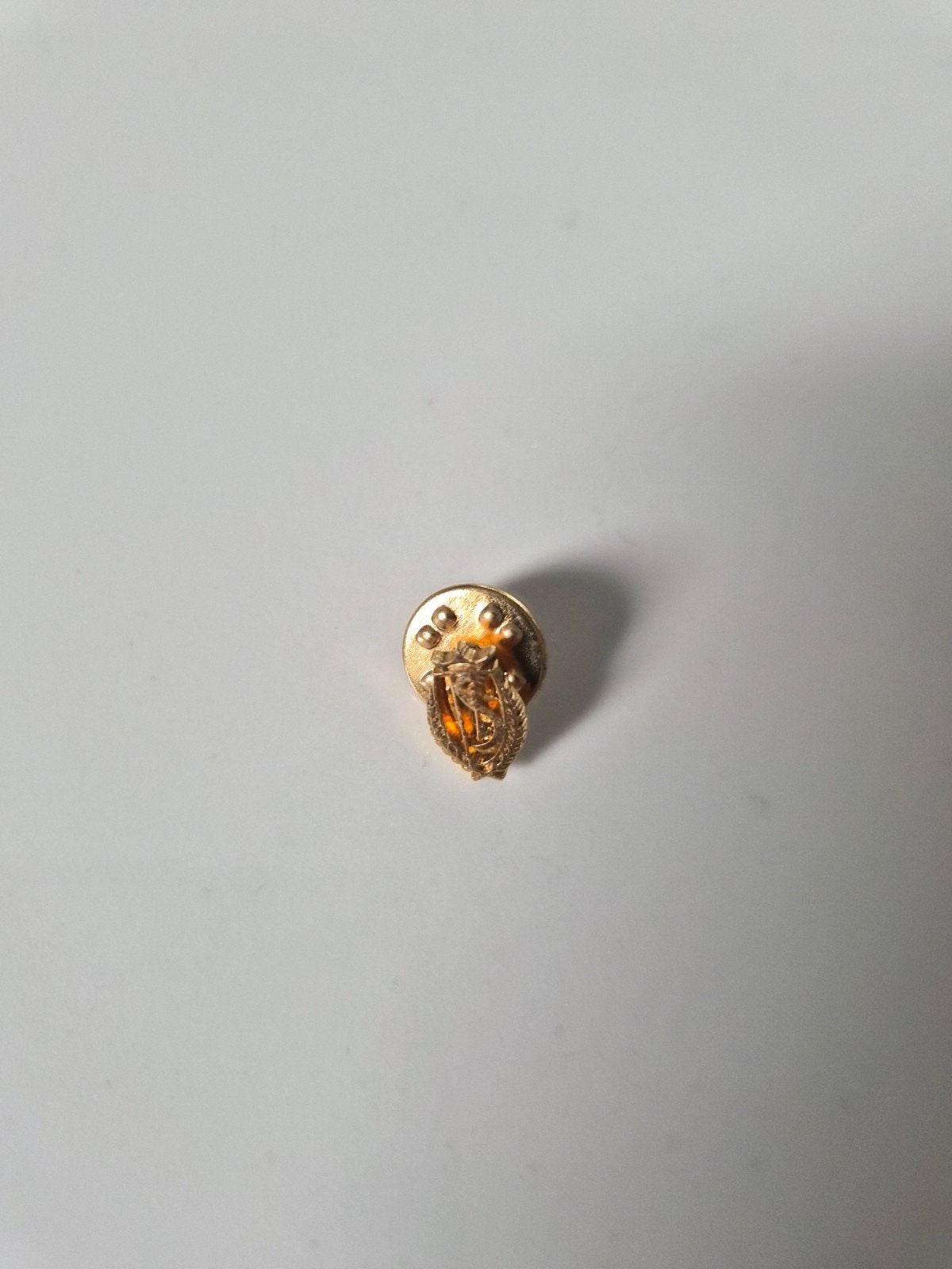 Pin’s Standard de Liège, Bijoux, Sacs & Beauté, Pierres précieuses, Enlèvement ou Envoi
