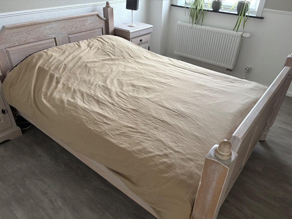 Massief eiken bed met 2 nachtkastjes te koop voor 450€, Huis en Inrichting, Ophalen, Gebruikt, Tweepersoons, Cottage