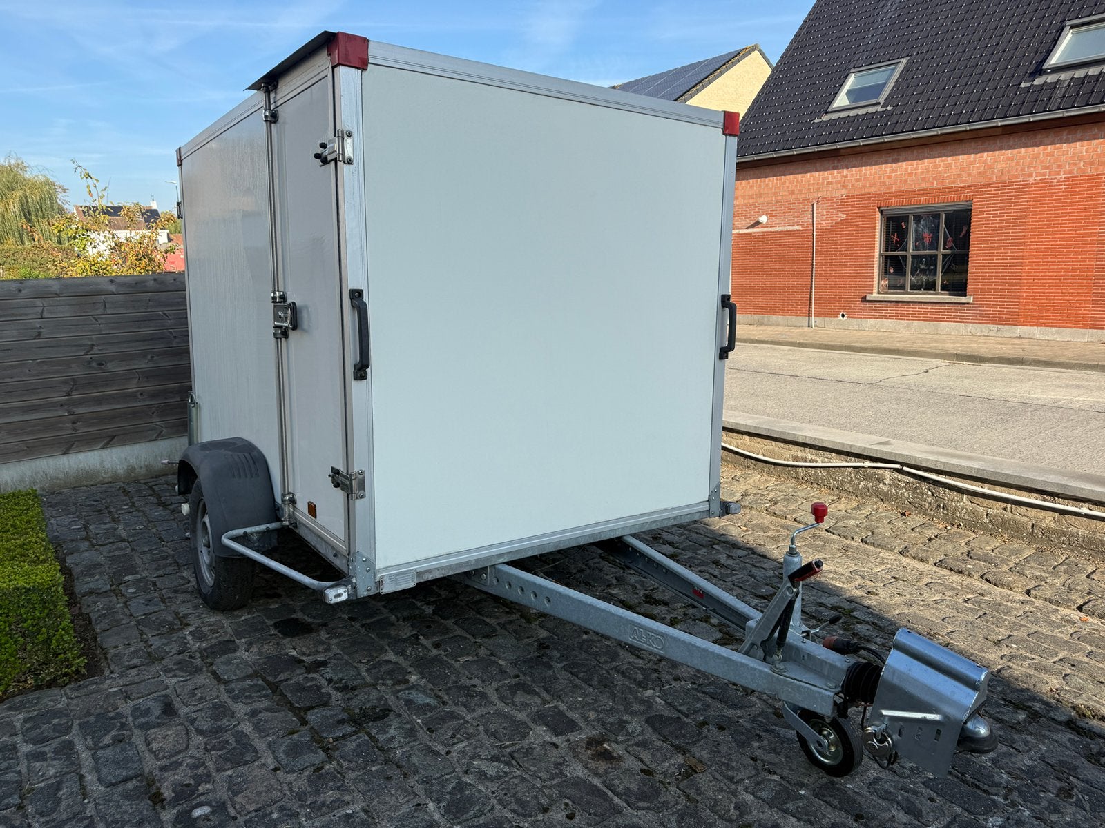 Ingerichte gesloten aanhangwagen voor camper, Ophalen, Gebruikt