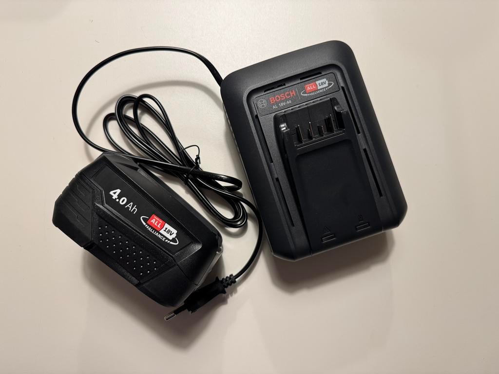 Bosch oplader + batterij 18V 4.0Ah - nieuw, Ophalen, Zo goed als nieuw