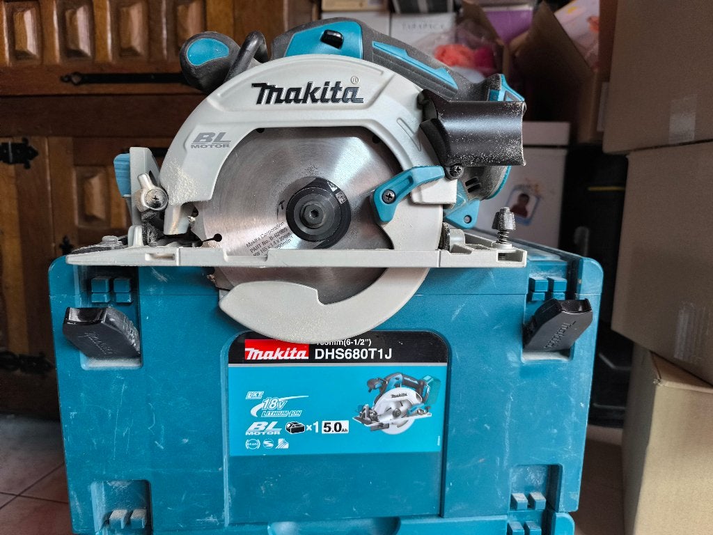 Scie circulaire Makita DHS680T1J, Doe-het-zelf en Bouw, Gereedschap | Zaagmachines, Ophalen, Zo goed als nieuw, Cirkelzaag, Makita