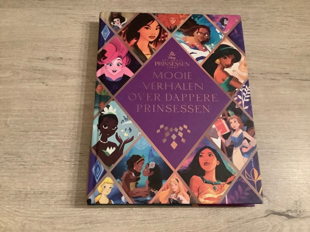 Disney Prinsessen mooie verhalen over dappere Prinsessen, Jongen of Meisje, Ophalen of Verzenden, Zo goed als nieuw, Voorleesboek