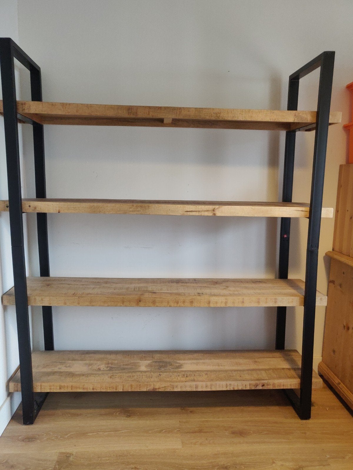 Metalen rek met houten leggers, Enlèvement