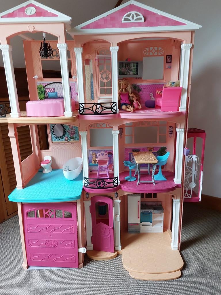 Poppenhuis  Barbie met meubeltjes, Kinderen en Baby's, Speelgoed | Poppenhuizen, Ophalen, Poppenhuis