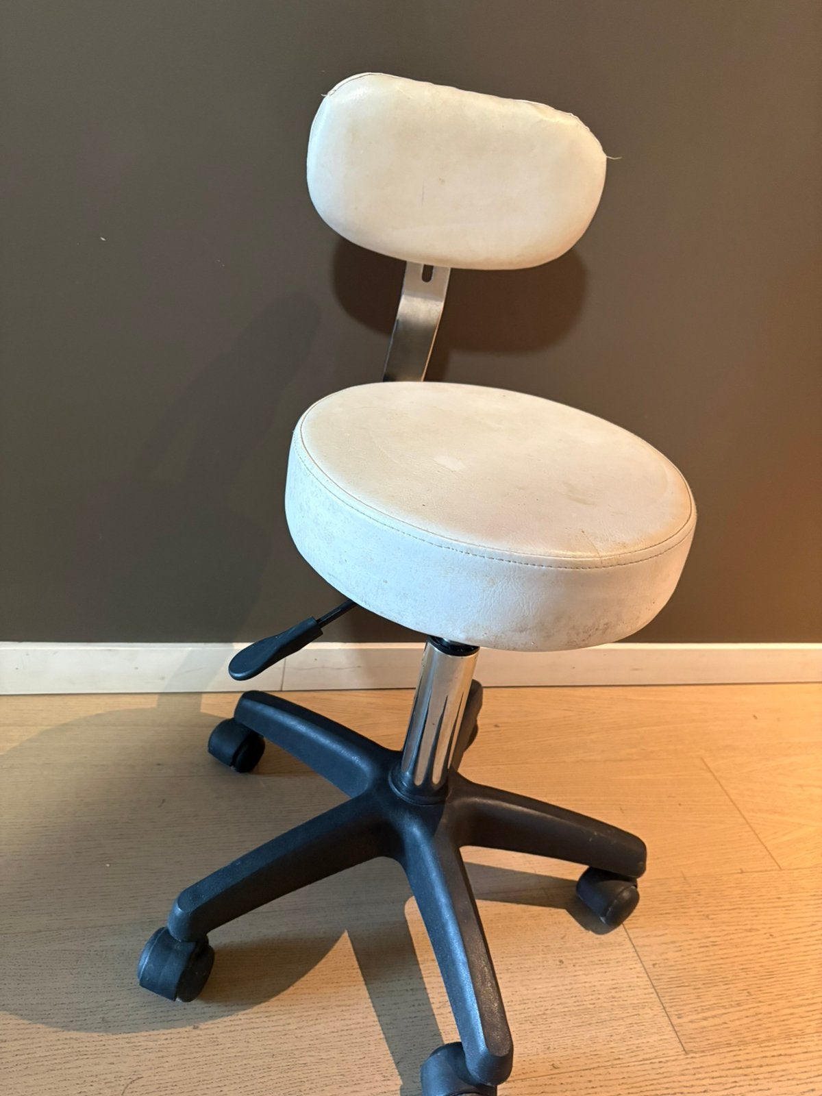 Verrijdbare werkstoel / tabouret – wit met rugleuning, Ophalen, In hoogte verstelbaar, Gebruikt