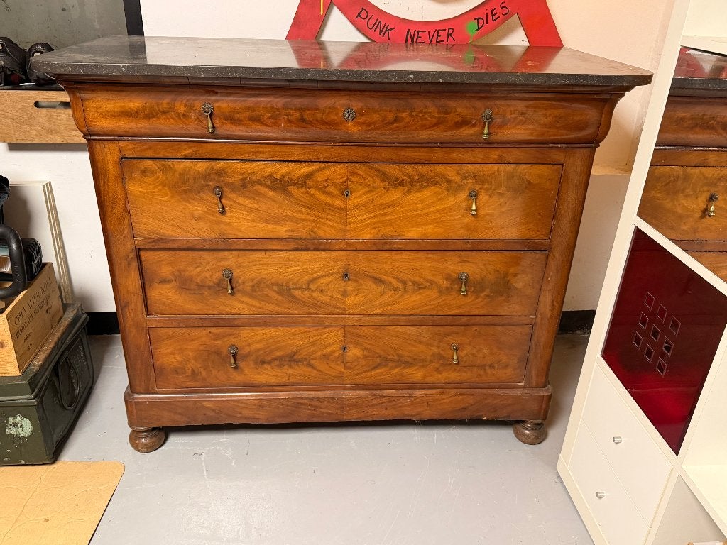 Commode acajou, Enlèvement