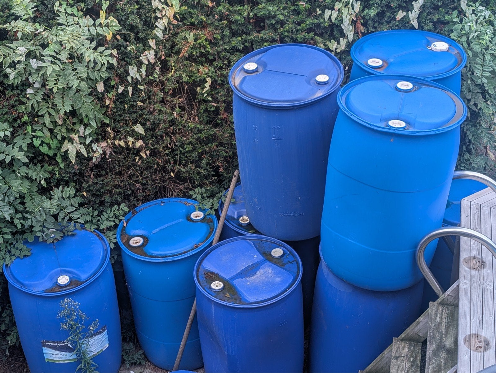 Fûts en plastique de 200 litres à 10€/pièce, Enlèvement