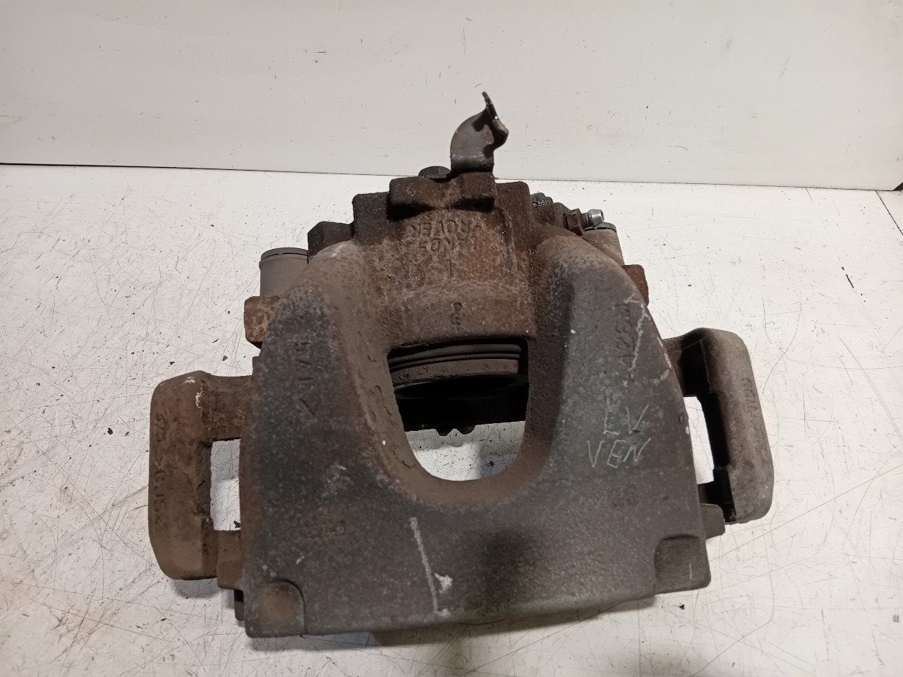 Remklauw links voor Land Rover Discovery, Onderdelen@venauto.nl, Van der Ven Autorecycling B.V., Ettenseweg 76, 4706 PB Roosendaal, The Netherlands