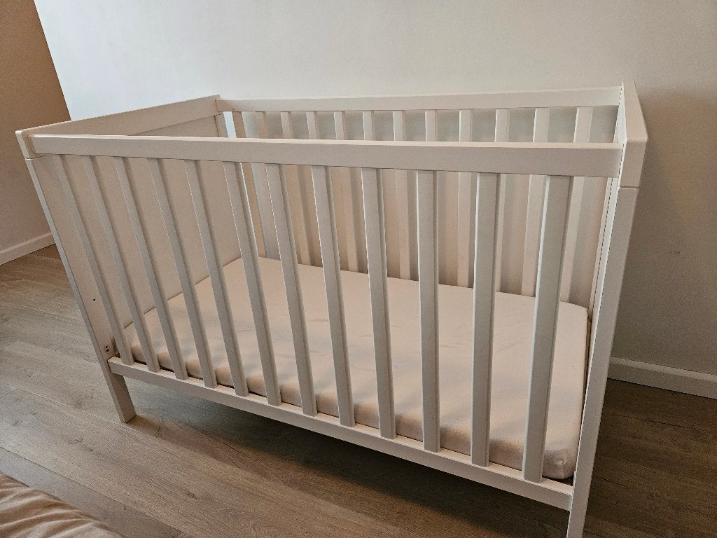 IKEA ledikant / babybedje wit 120x60 cm + matras + lakens, Ophalen, Gebruikt, Ledikant