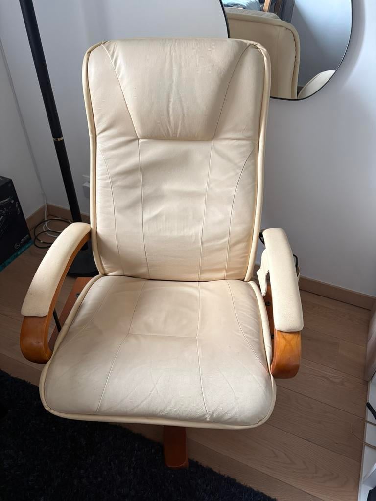 Massagestoel + voetsteun, Huis en Inrichting, Fauteuils, Ophalen, Gebruikt, 100 tot 125 cm, Leer