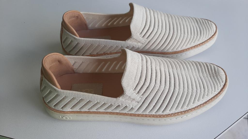 Ugg slip on maat 38, Kleding | Dames, Schoenen, Ophalen, Beige, Zo goed als nieuw, Sneakers