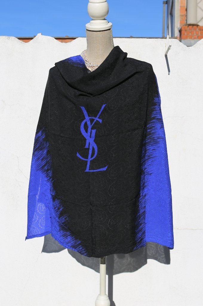 Joli foulard vintage - Yves Saint Laurent, Vêtements | Femmes, Bonnets, Écharpes & Gants, Yves saint Laurent, Enlèvement ou Envoi