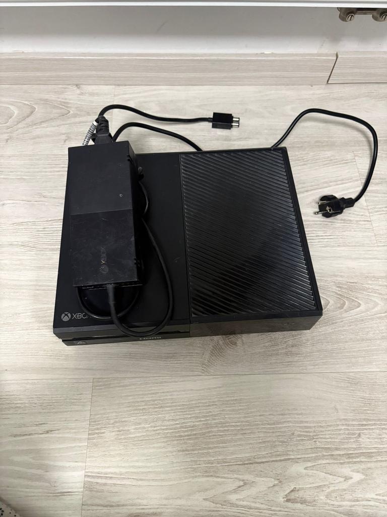 Xbox one 1tb met controllen en kabels werkt perfect, Ophalen of Verzenden, Zo goed als nieuw
