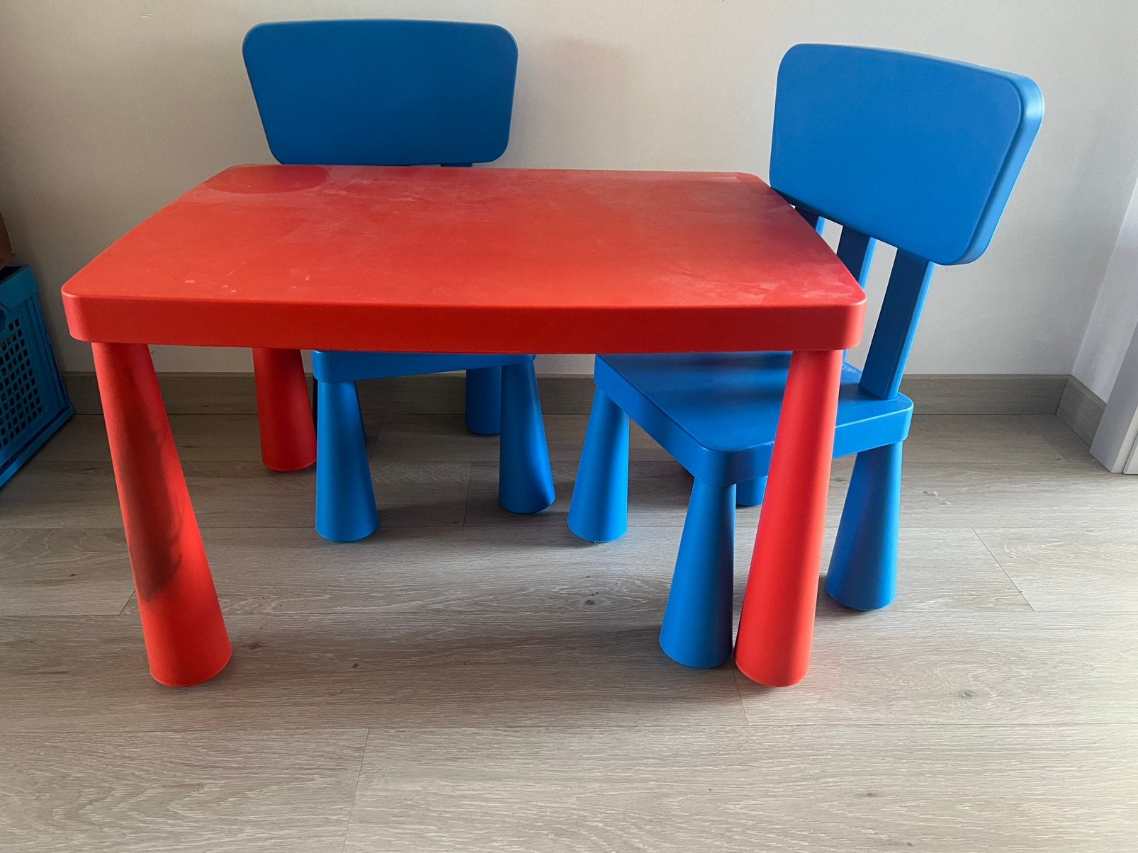 Ikea Mammut kindertafel met 2 stoelen, Enfants & Bébés, Enlèvement, Comme neuf