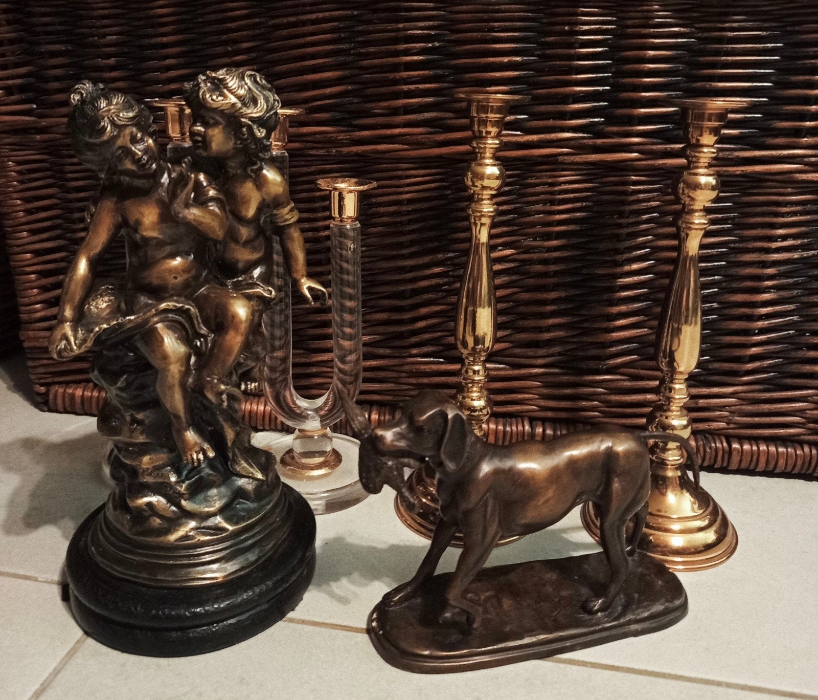 Statues et chandeliers en bronze, Enlèvement, Bronze