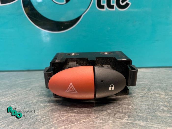 Commutateur éclairage d'urgence d'un Renault Twingo (Twingo, Renault, -, 3 mois de garantie, Utilisé