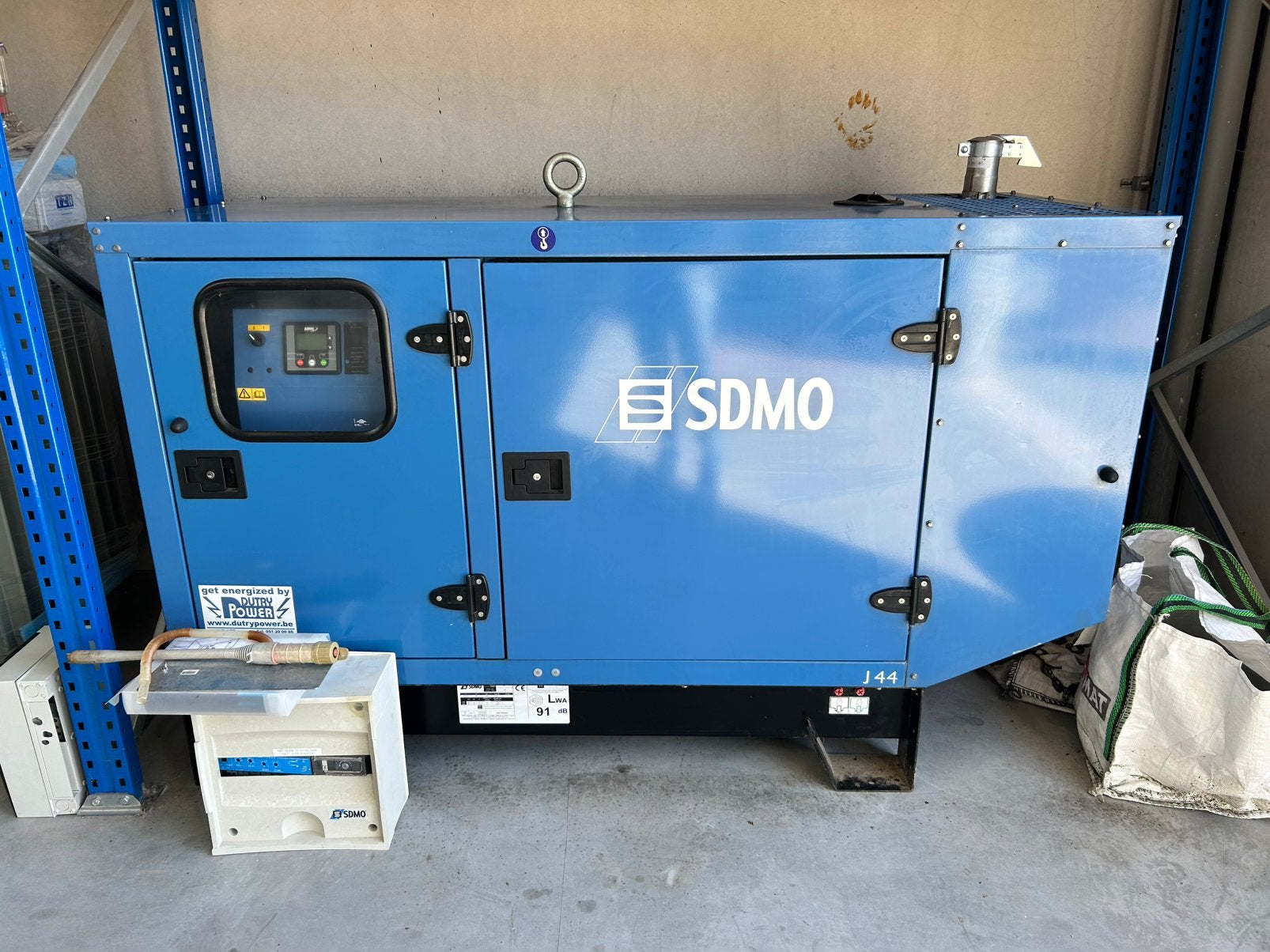 Generator sdmo 44kva met dagtank 20 draaiuren, Ophalen of Verzenden, Zo goed als nieuw
