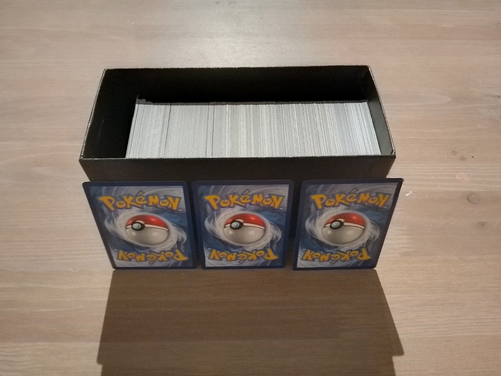 Lot van ±500 Pokémon-kaarten + Pokémon doosje, Hobby en Vrije tijd, Ophalen of Verzenden