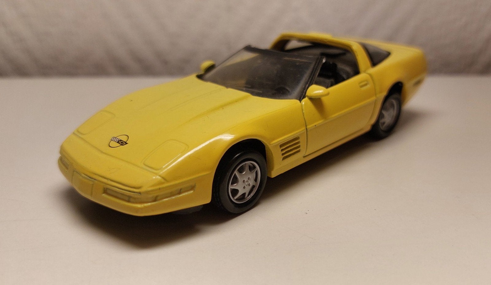 Corvette ZR 1 cabriolet jaune. Coquille Maisto 1/40., Enlèvement ou Envoi, Comme neuf, Voiture, Autres marques