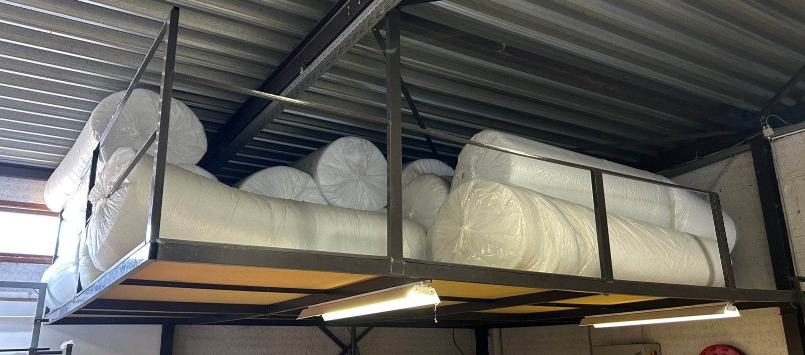 Te koop: 28 rollen polyester rollen vulling, Hobby en Vrije tijd, Ophalen