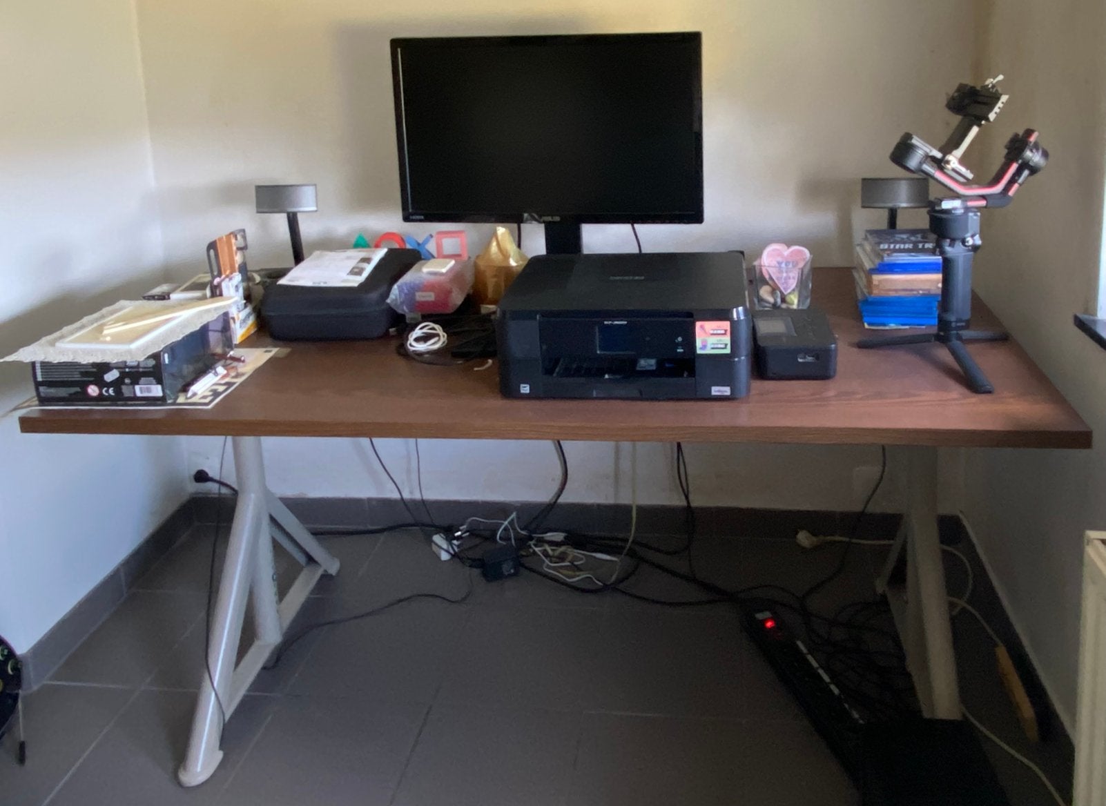 Idasen Ikea verstelbaar bureau, Huis en Inrichting, Bureaus, Zo goed als nieuw, IKEA, Hout, Bruin, In hoogte verstelbaar, Kabelgoot