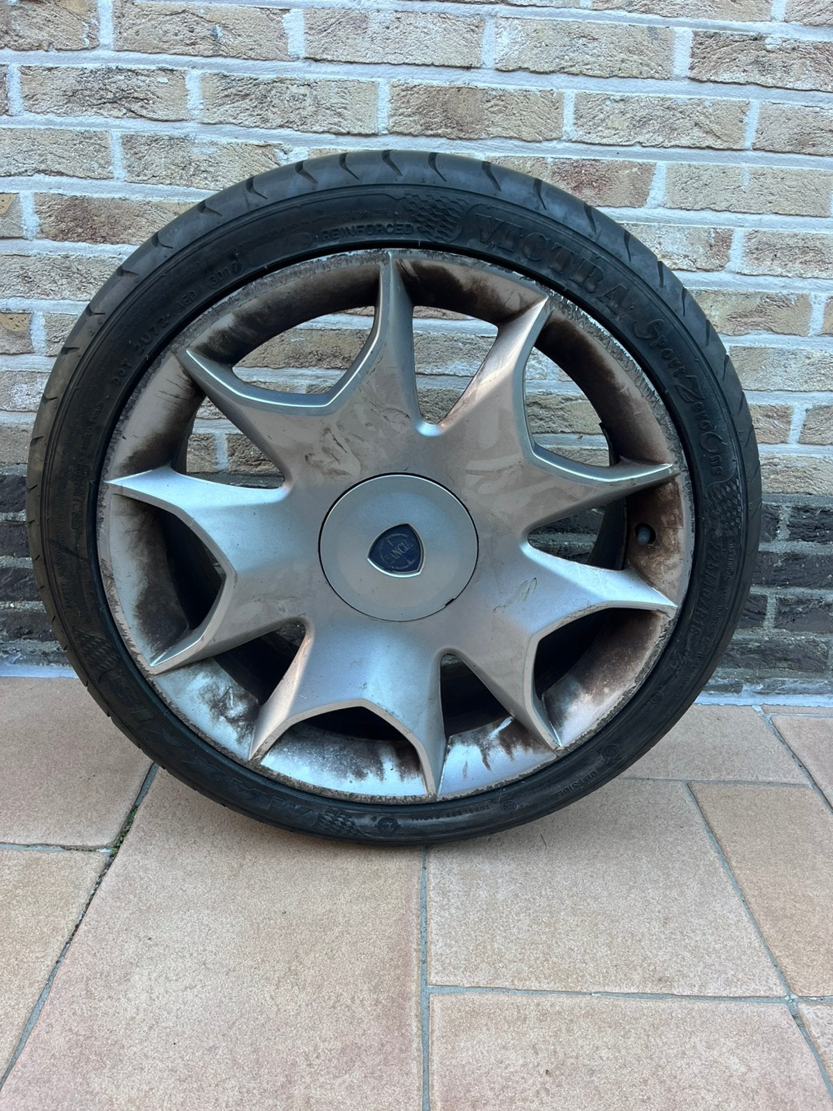 Jante et pneu 18 pouces - Lancia Delta III, Autos : Pièces & Accessoires, Enlèvement, 18 pouces