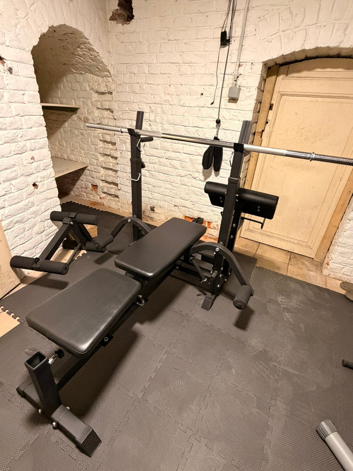 Banc de musculation Gorilla ) — avec barre, poids et haltère, Sports & Fitness, Enlèvement, Comme neuf, Jambes, Haltère