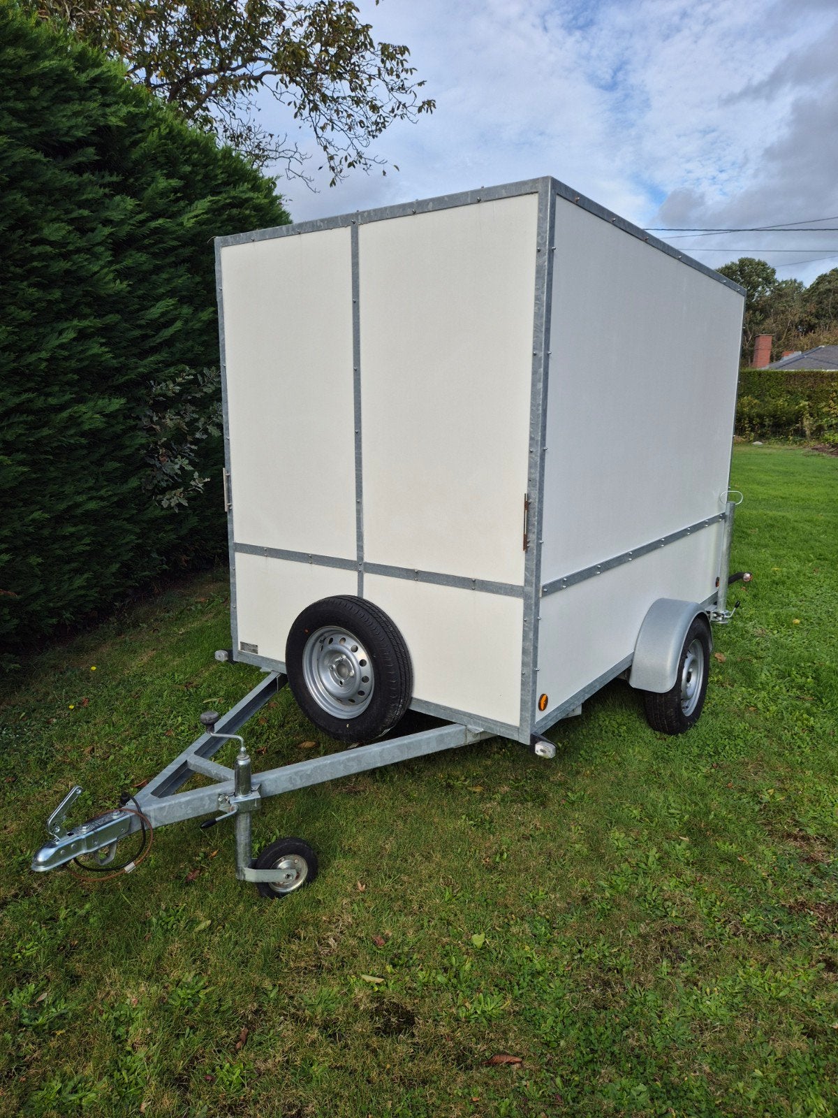 Zo goed als nieuwe witte 750kg aanhangwagen., Auto diversen, Ophalen, Zo goed als nieuw