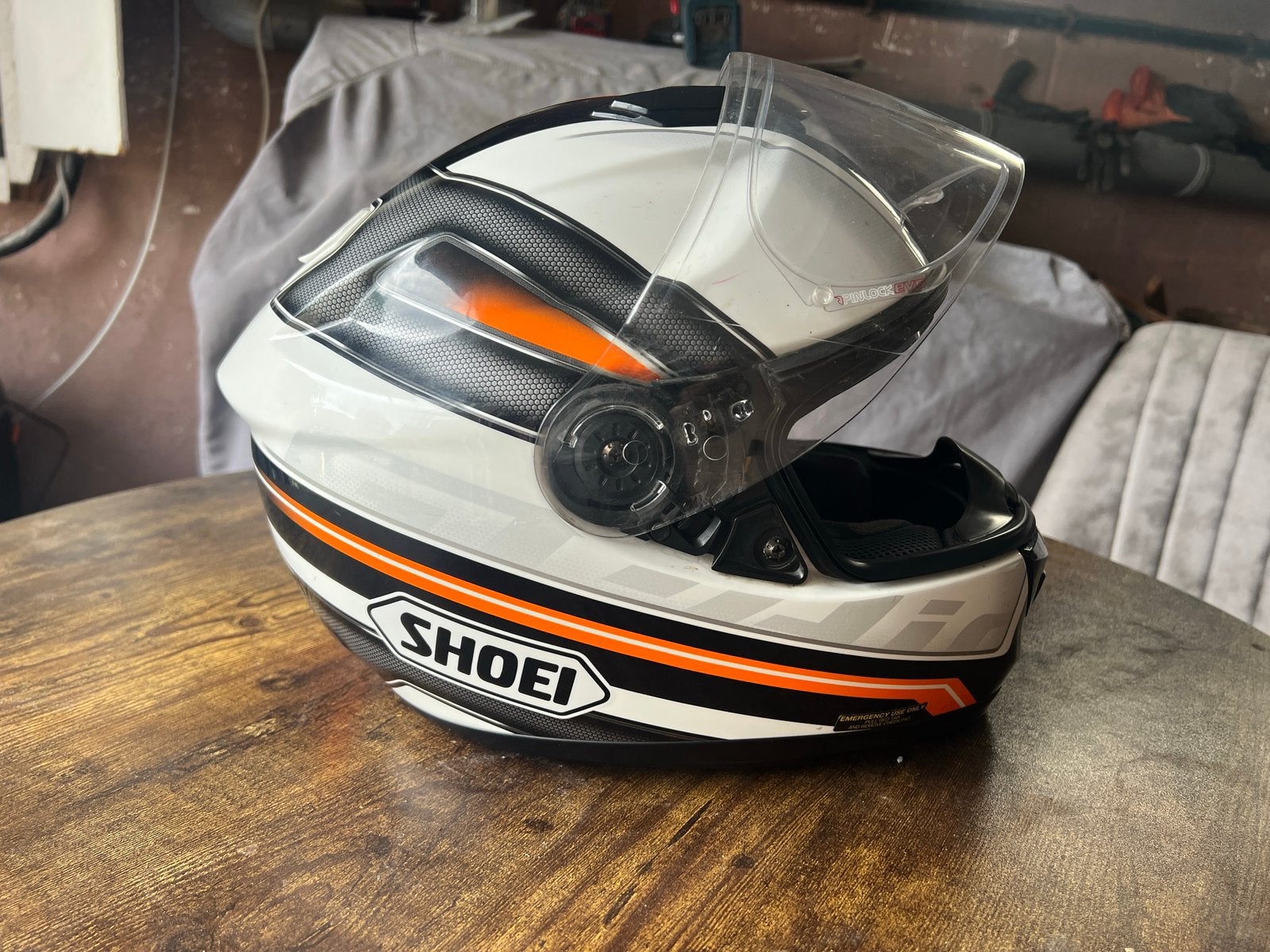 CASQUE DE MOTO DE LA MARQUE SHOEI TAILLE M, Motos, Seconde main, Enlèvement ou Envoi, Shoei, M