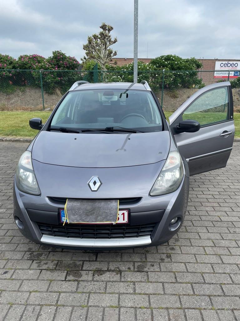 Auto, Autos, Renault, Particulier, Clio, Airbags, Air conditionné, Vitres électriques, Phares antibrouillard, Système de navigation